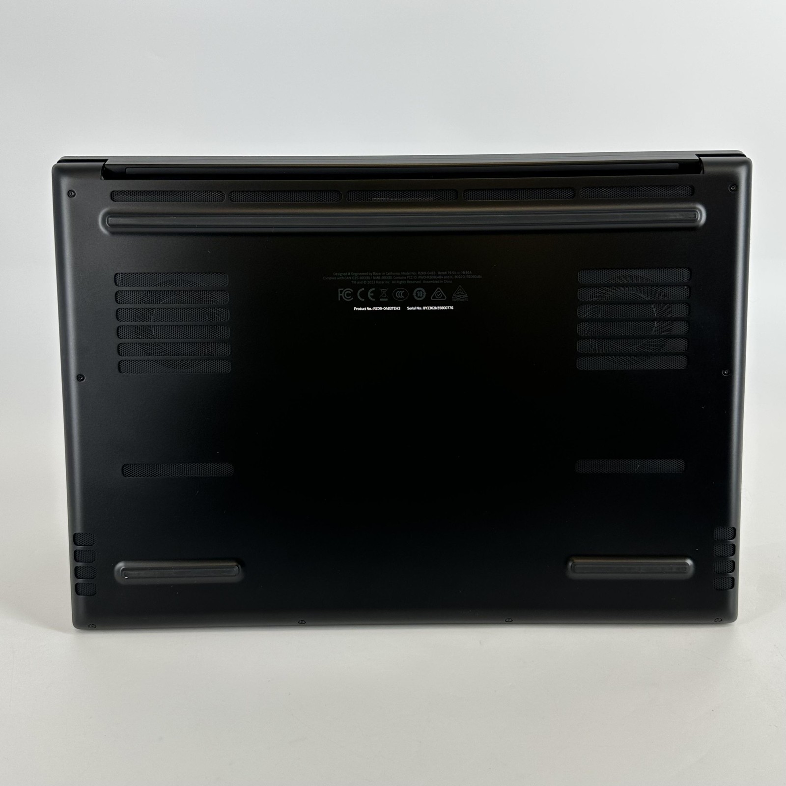 Razer Blade 16 240Hz QHD+ 2.2 GHz i9-13950HX 32GB 2TB/1TB RTX 4080 Excellent