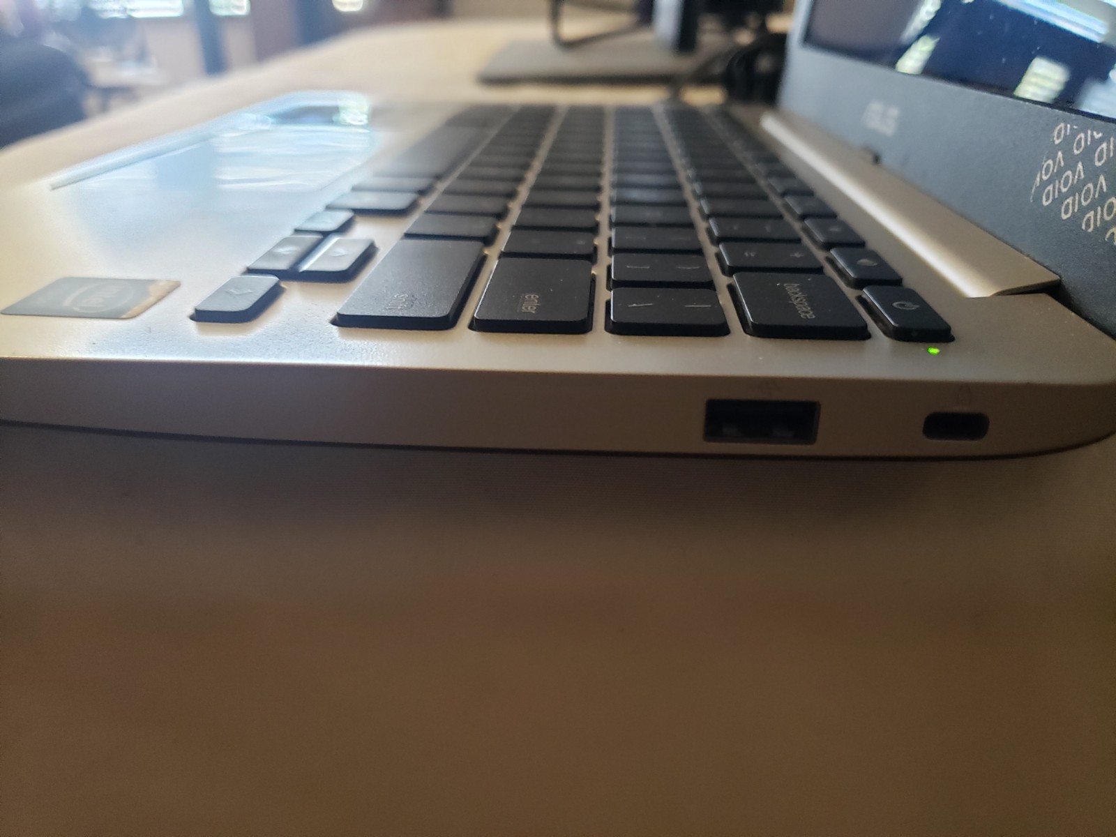 Asus Chromebook Model C200M (Pre-Owned + Charging Adapter Included)