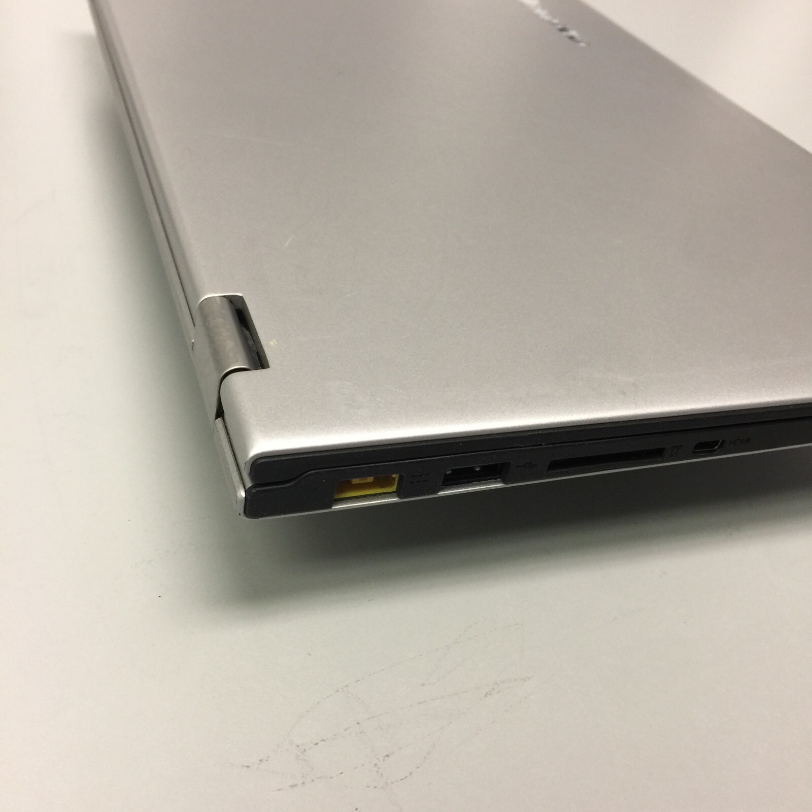 LENOVO yoga 2 11 core i3 4th gen 1.50 ghz 12.5” 4GB RAM 440 GN SSD WIN 1O HOME
