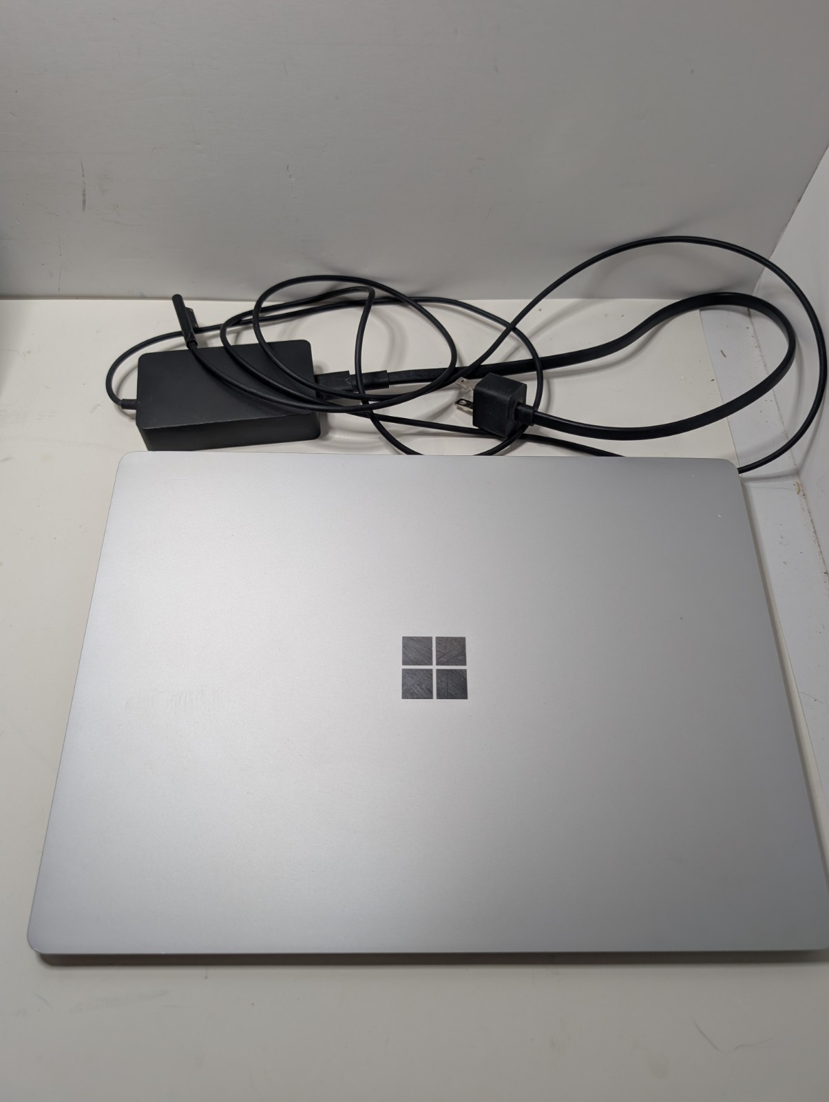 Microsoft Surface Laptop 13.5″ i7-7660U 8GB RAM 256GB SSD Touch Win10 Pro Read