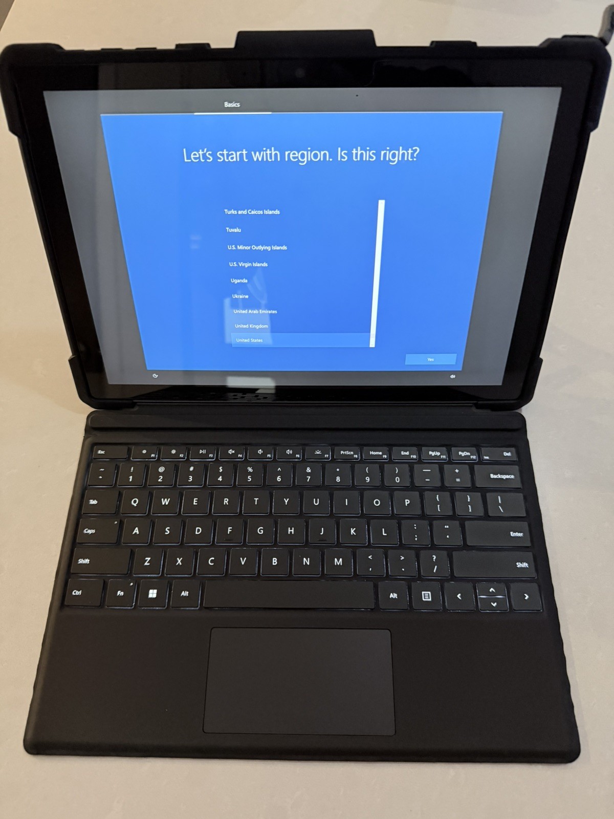 Microsoft Surface Pro 7 16GB 256GB i5-1035G7 Wi-Fi + Cover Keyboard + UAG Case