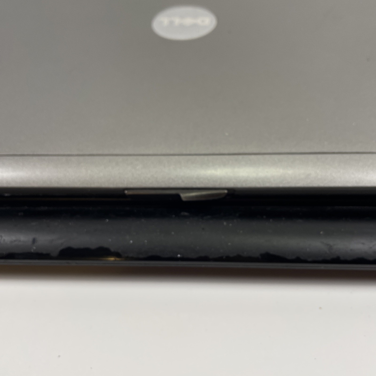 DELL LATITUDE D410 – No Hard Drive – INTEL CENTRINO – 2 GB RAM *READ DESCRIPTION