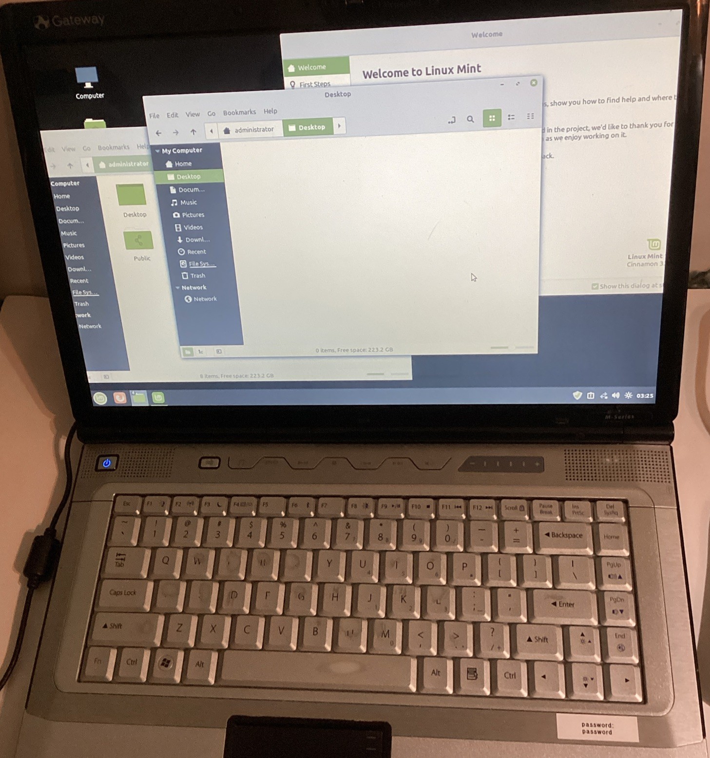 Gateway M-Series Laptop 250GB HD 2.2 GHz Intel Core 2 Duo Processor Linux Mint