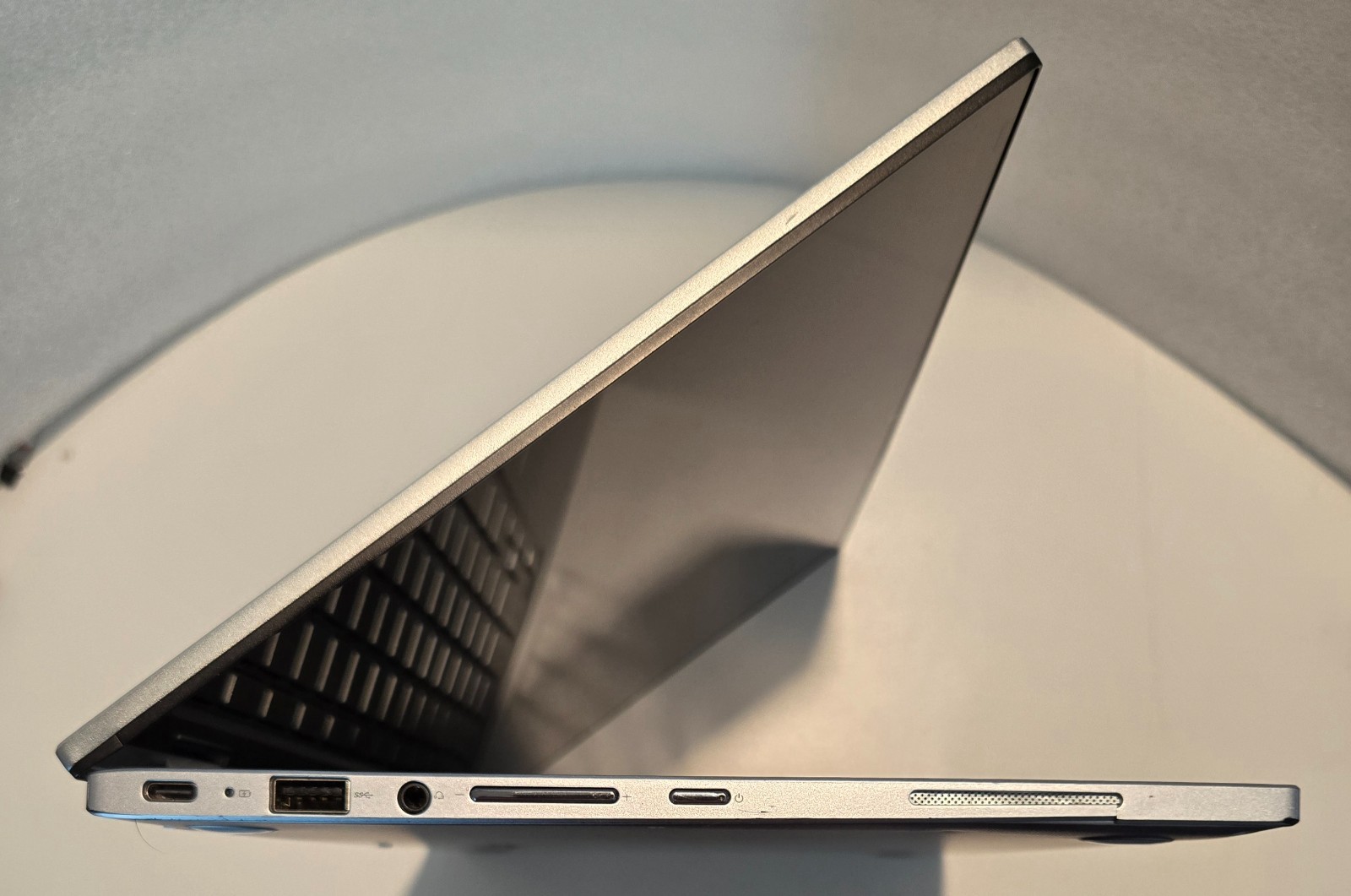 Chromebook laptop Asus 14″ FLIP 360 C433T 8gb Ram 64gb emmc good condition.