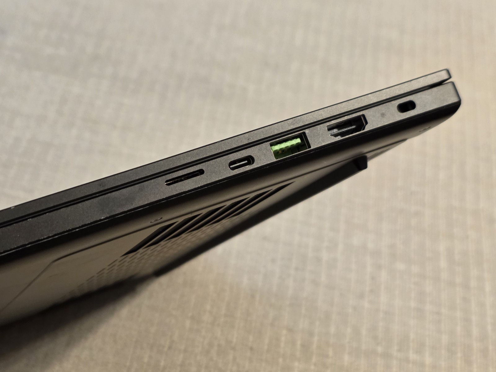 Razer Blade 14 2.8K OLED 120 Hz Ryzen AI 9 365 32GB RAM 1TB SSD NVIDIA RTX 5070!