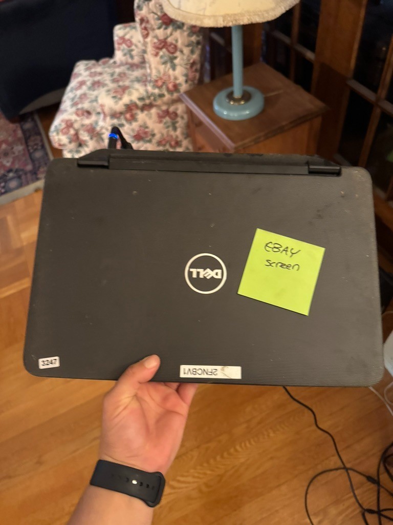 Dell Vostro 2520 – 2nd Gen i3 – 2GB RAM – Cracked Screen – No HDD/OS – Parts/Rep
