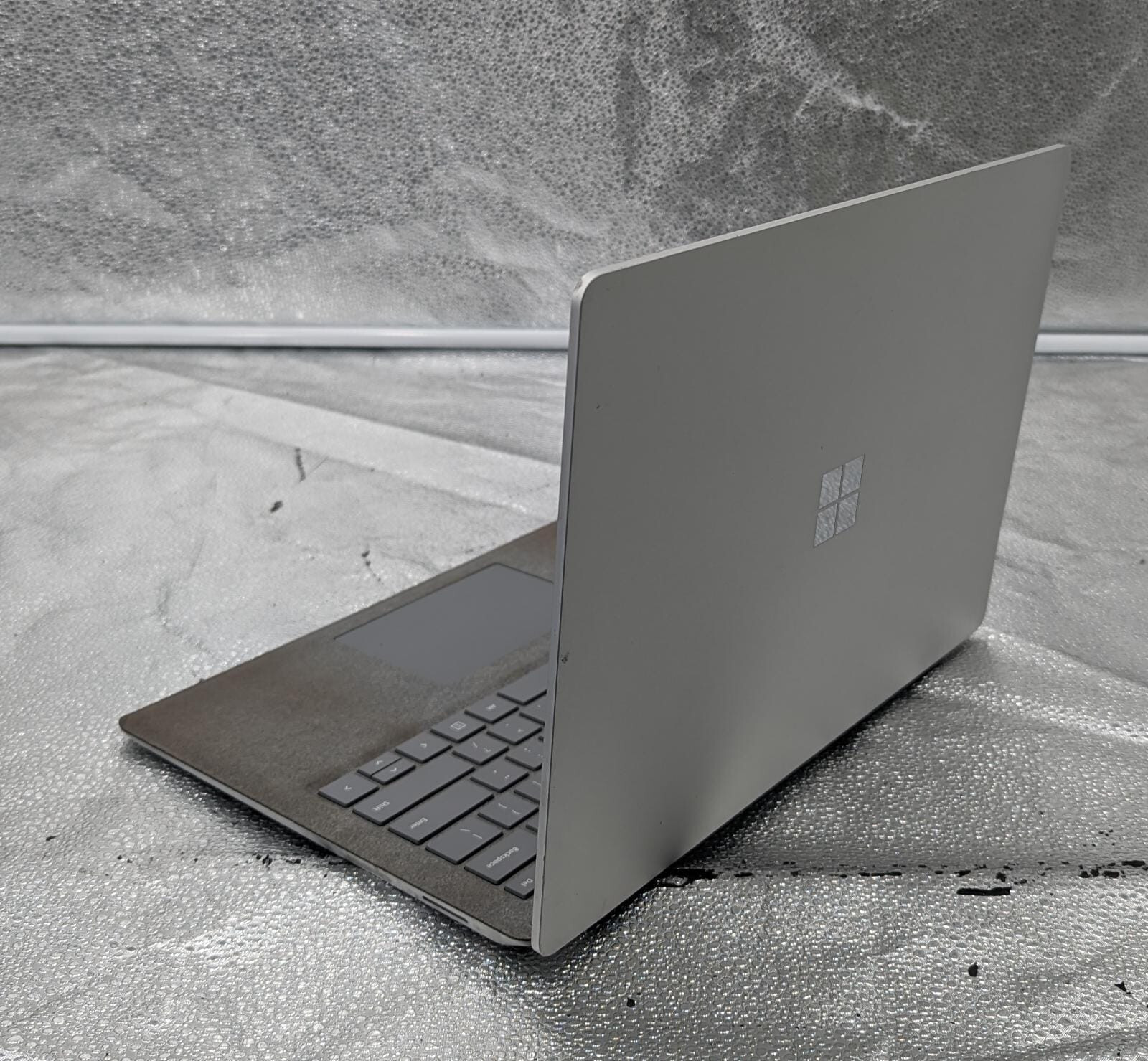 Microsoft Surface Laptop 13.5″ 256GB 8G Intel Core i5 7th Gen. 2.60 GHz *READ*