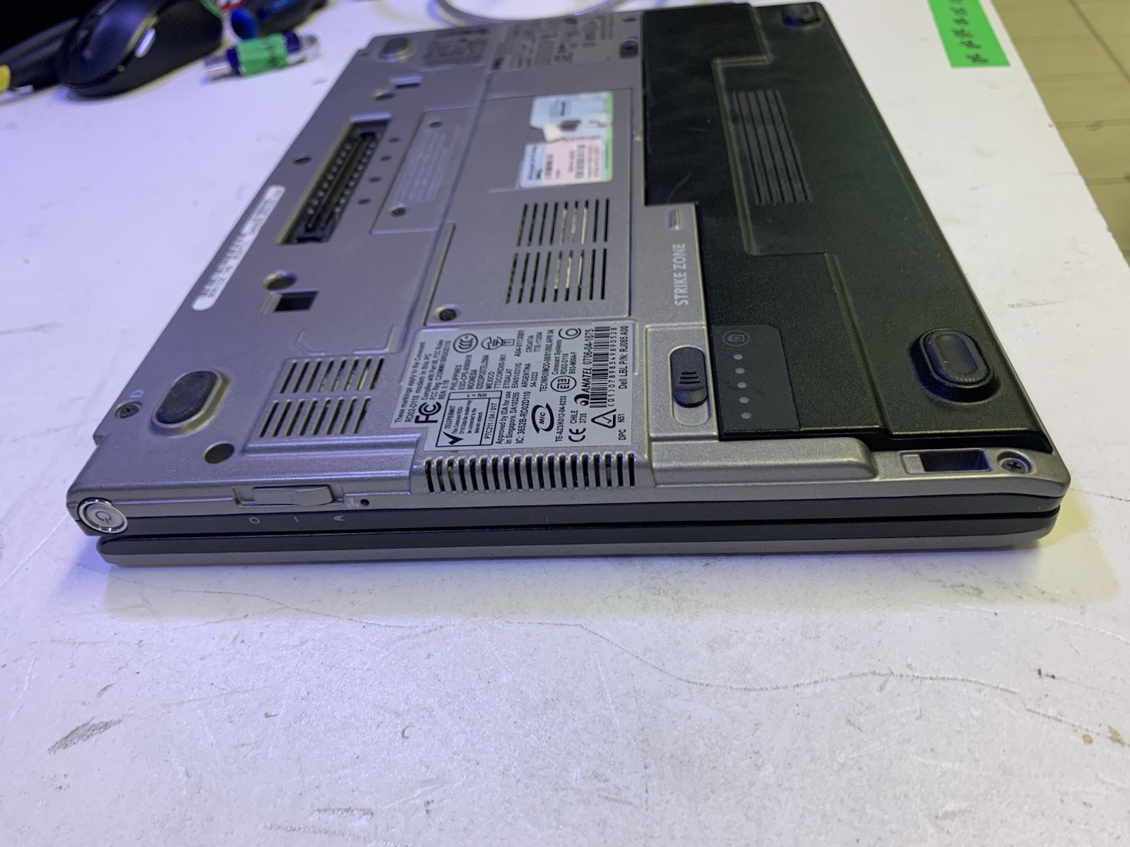 Nice ~ Dell Latitude D420 12″ Laptop Intel Core Duo 1.2GHz 1.5GB RAM (no HDD)