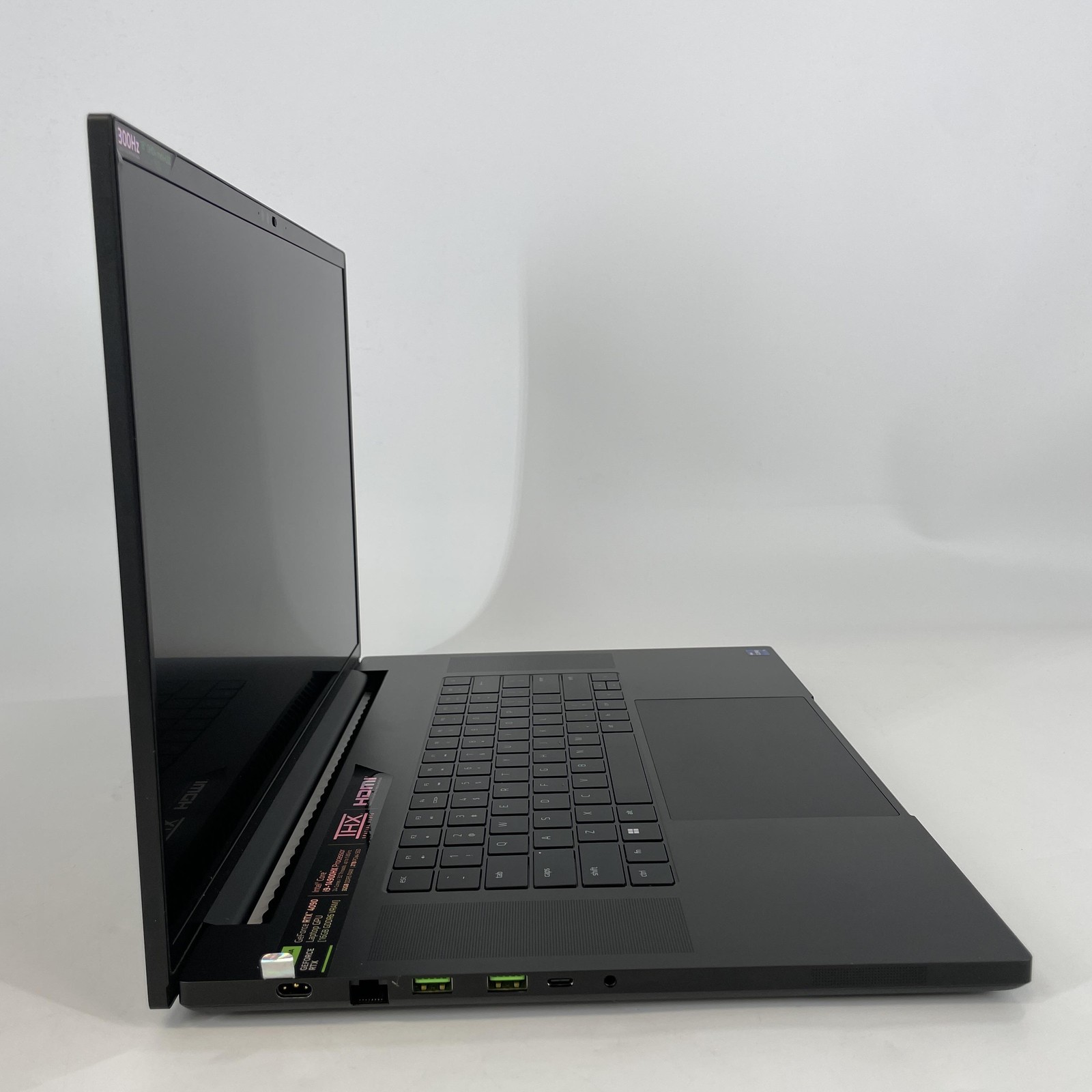 Razer Blade 18 240Hz QHD+ 2.2 GHz i9-14900HX 32GB 2TB SSD RTX 4090 Excellent