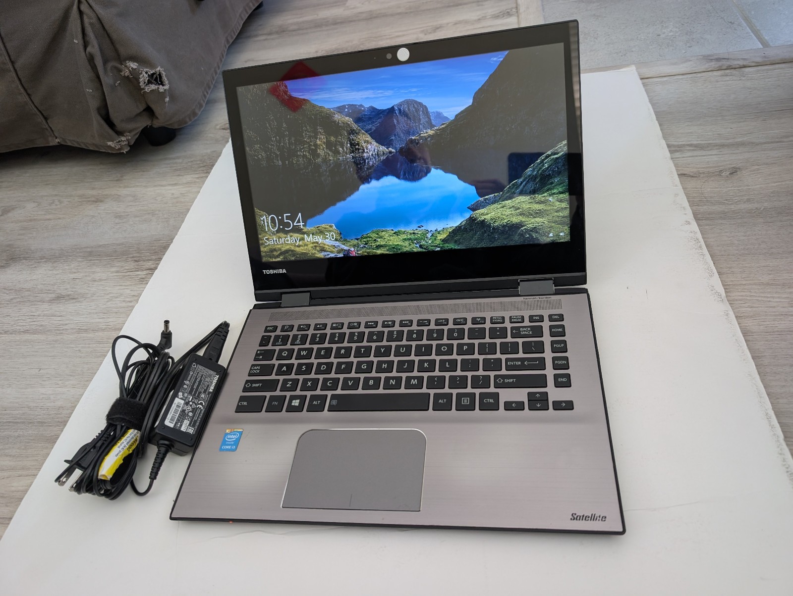 Toshiba Satellite E45W Touchscreen Laptop Intel i3-5015u 8GB RAM 250GB HDD Win10
