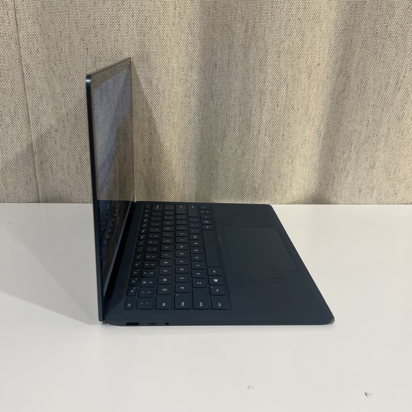 Surface Laptop 3 13.5″ i7/16GB/512GB – Charger Included – Good For: School/Work