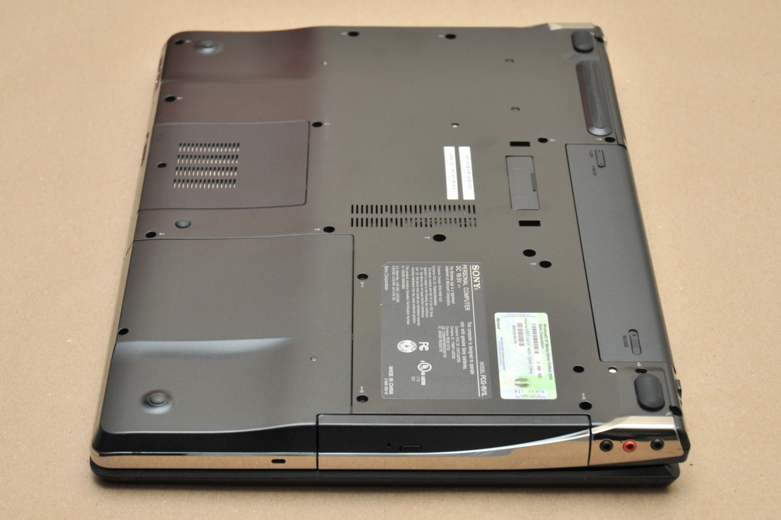 Sony VAIO VGN-AR190G CDuo T2500 GeForce Go 7600 128GB SSD 3GB RAM Windows Vista