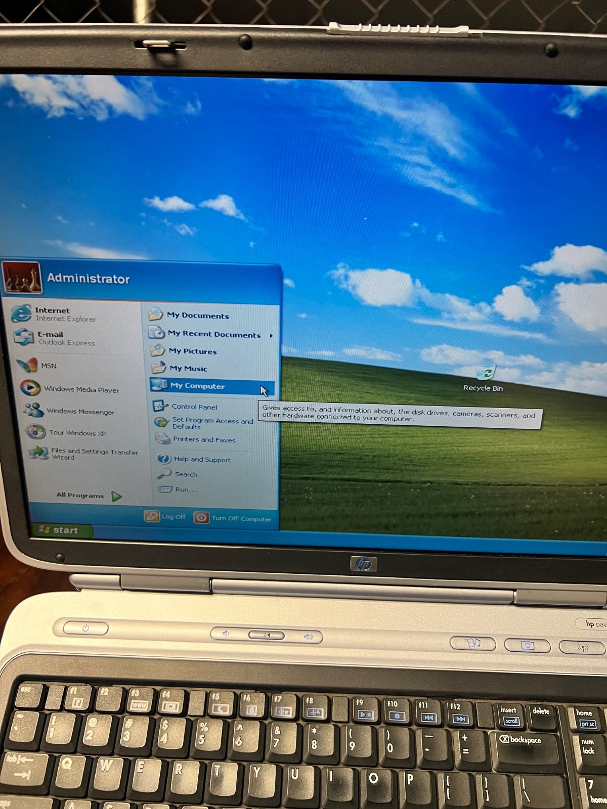 HP Pavilion zd7000 17in Intel P4 2.8GHz 512mb 80GB Win XP w/ Expansion Base