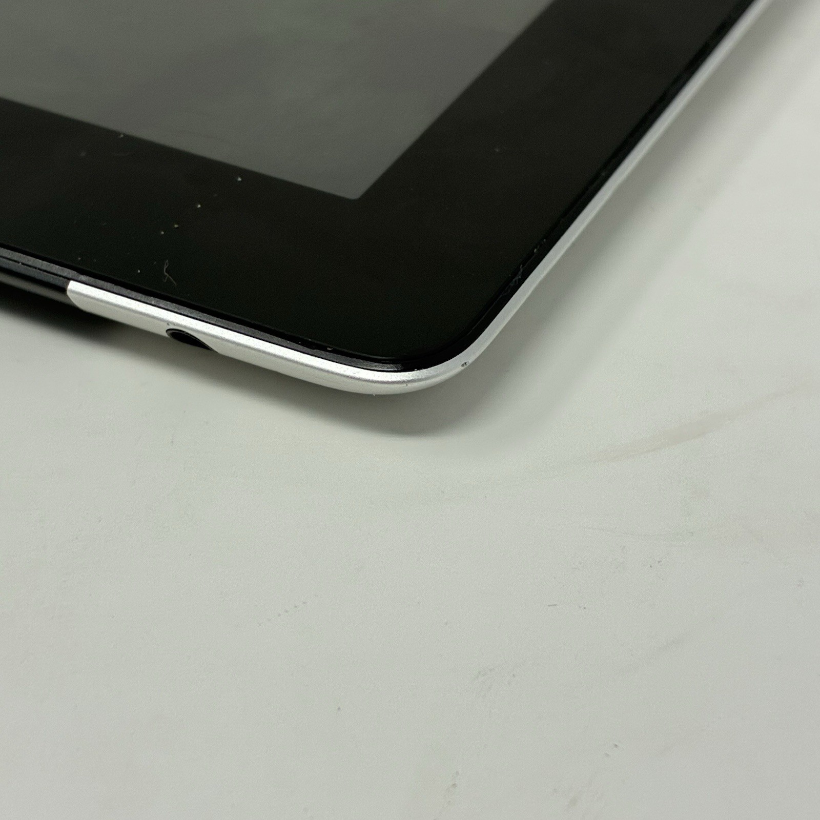 Apple iPad 64GB A1430 3rd Generation Silver – No Charger – No Physical Damage