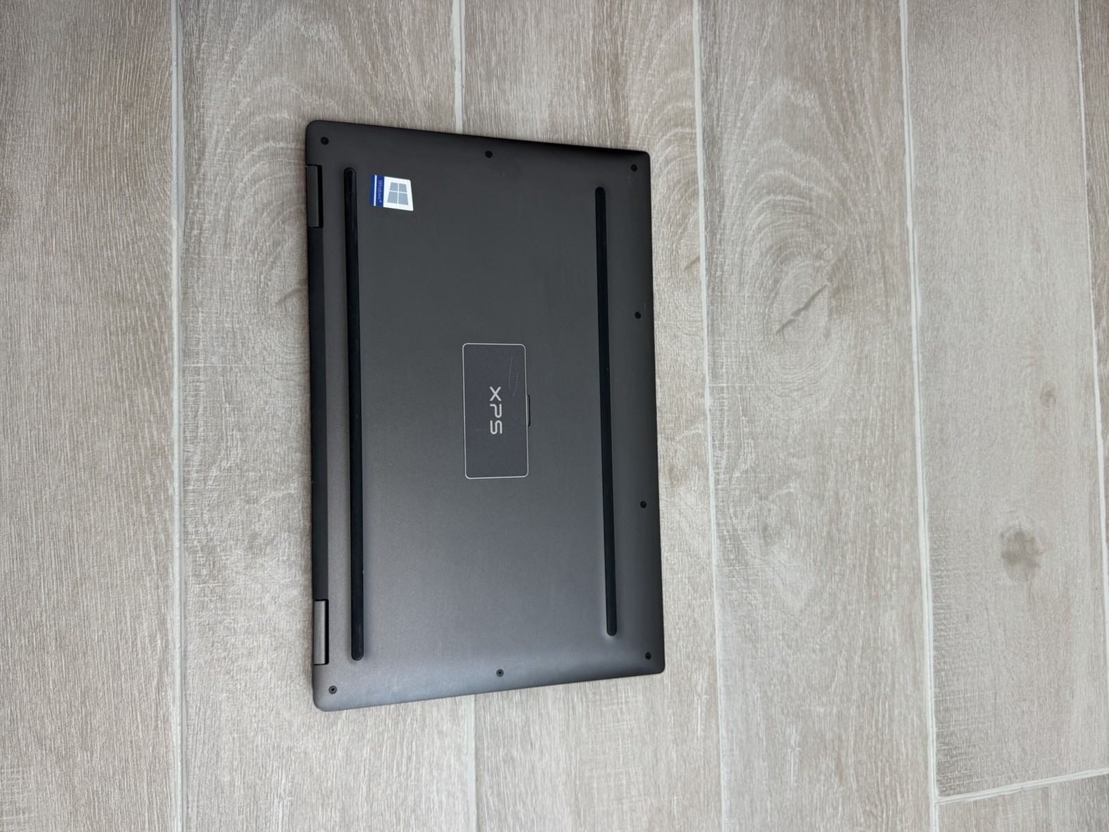 Dell XPS 13 9365 13.2″ Touch Laptop Core i7-7Y75 8GB RAM 256GB NVMe SSD