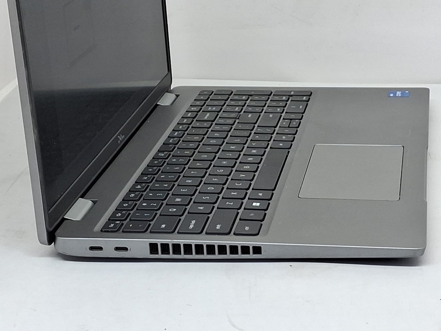 Dell Latitude 5520 – i5-1145G7 – 512GB, 16GB, Windows 11, 15.6″ – Scratches