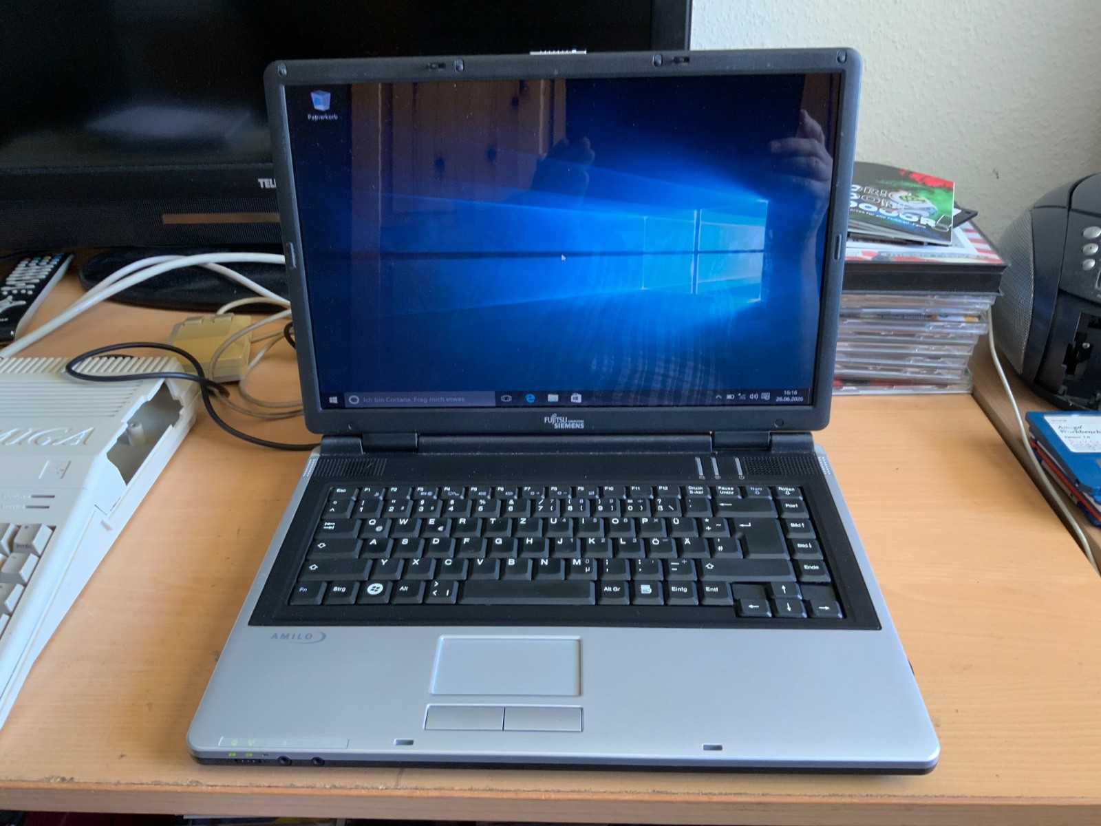 Laptop Fujitsu Siemens AMILO with Windows 10