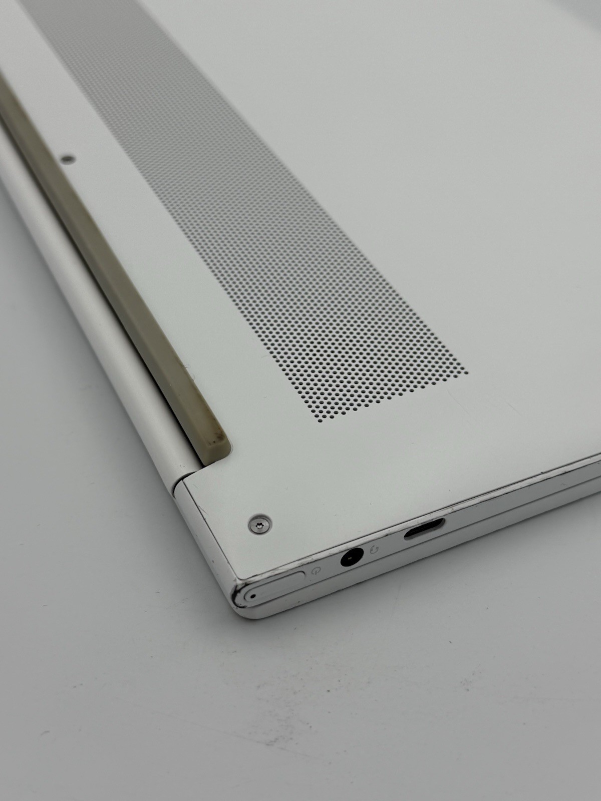 Lenovo Yoga Slim 7i Carbon 13.3” – i5 11th/16GB RAM/512GB (Keyboard Issue) 24C