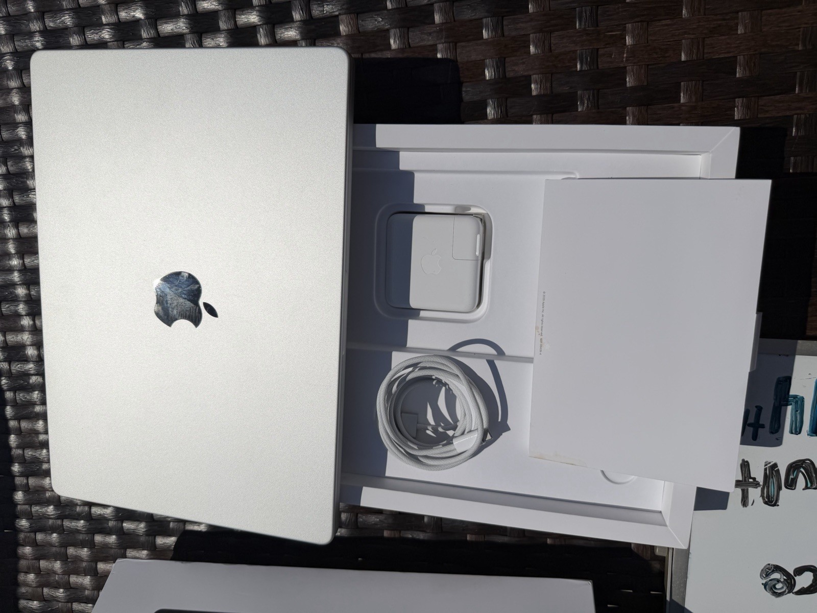 Apple MacBook Pro 14.2″ Apple M5 10-Core 32GB 1TB SSD Silver MJ3E4LL/A 4 cycles