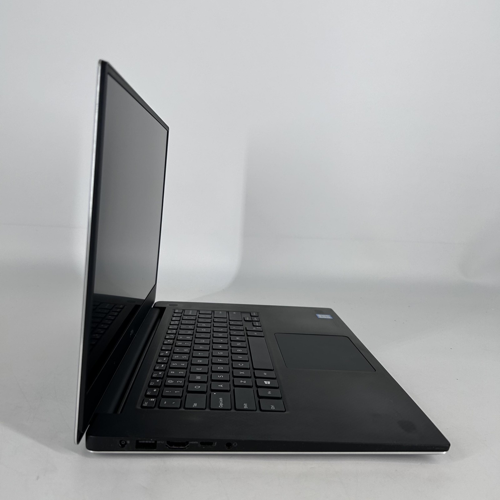 Dell XPS 15 9560 FHD i7-7700HQ 2.80GHz 16GB 512GB SSD GTX 1050 Good