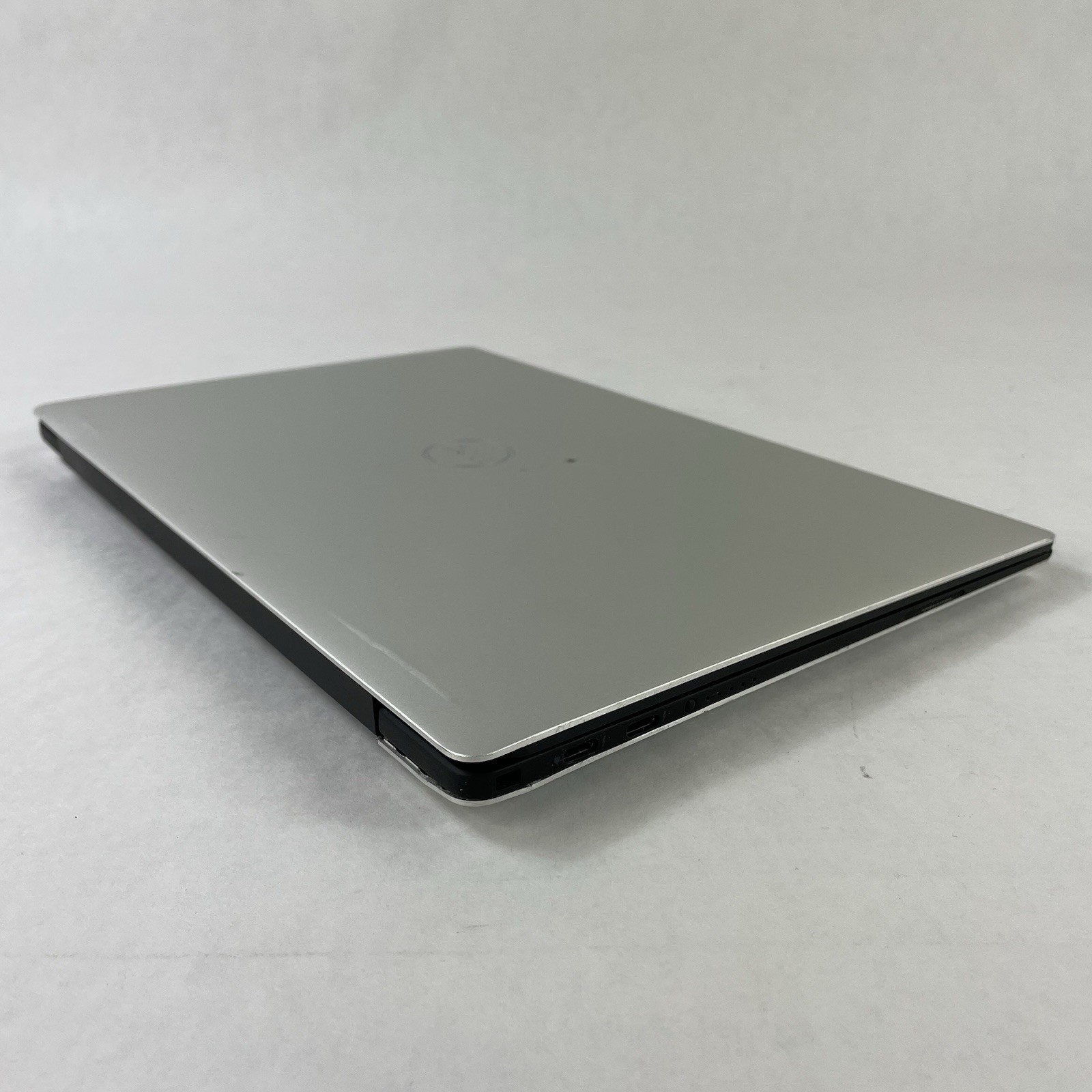 Dell XPS 13 9380 13.3″ i7-8565U 1.80GHz 16GB RAM No SSD No OS No Batt Bad Corner
