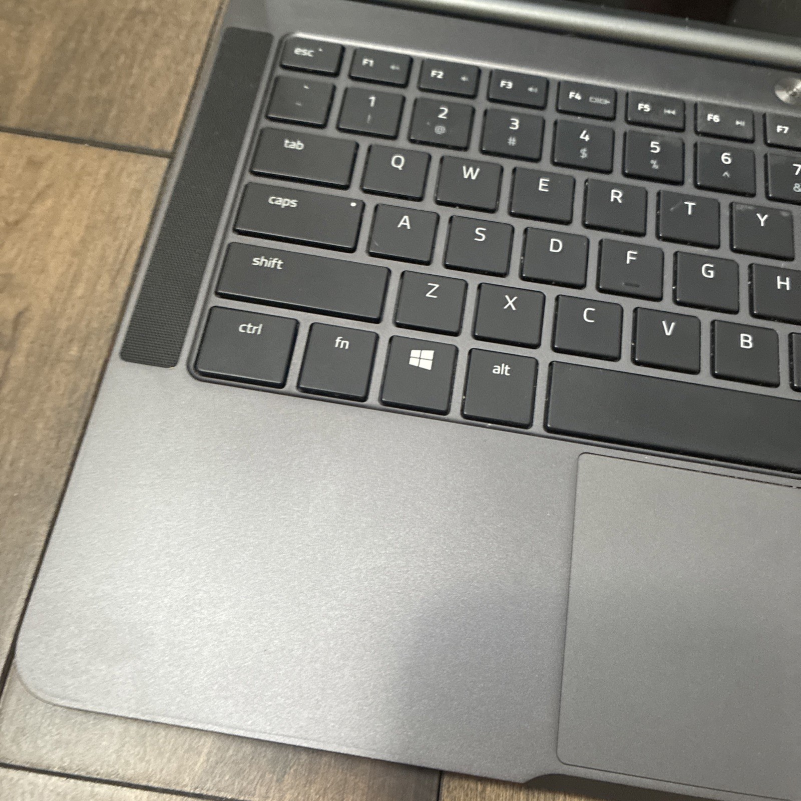 AS IS Razer Blade Stealth 13 RZ09-02394E32 i7-8550U QHD+ 1.8GHz 16GB Ram NO SSD