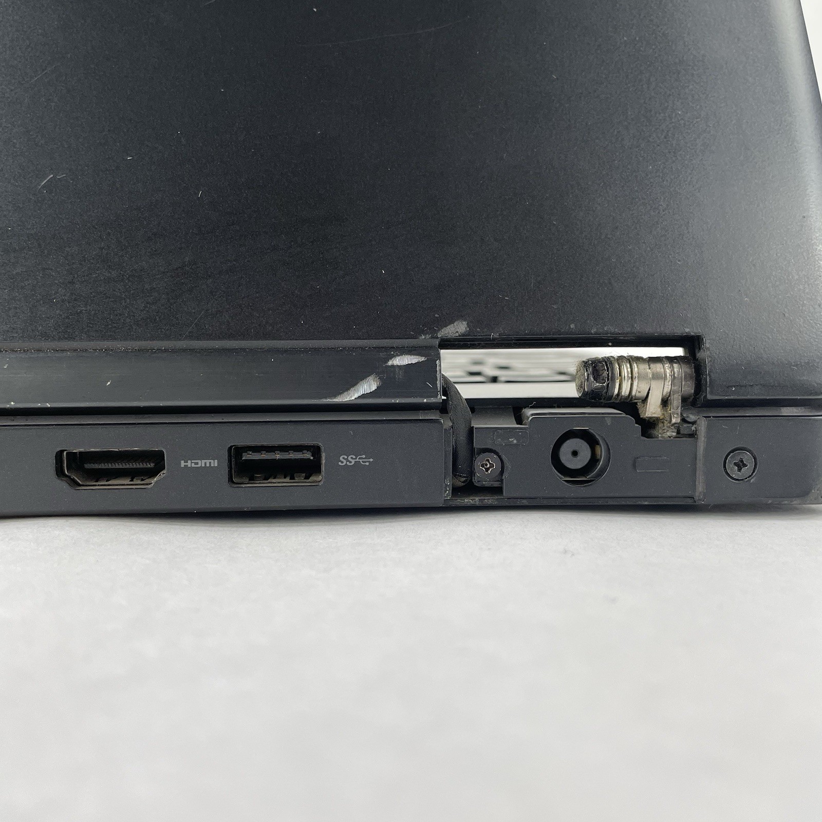 Dell Latitude 5580 15.6″ i5-7300U 2.6 GHz 8 GB RAM No SSD/OS/AC – No Hinge Cover