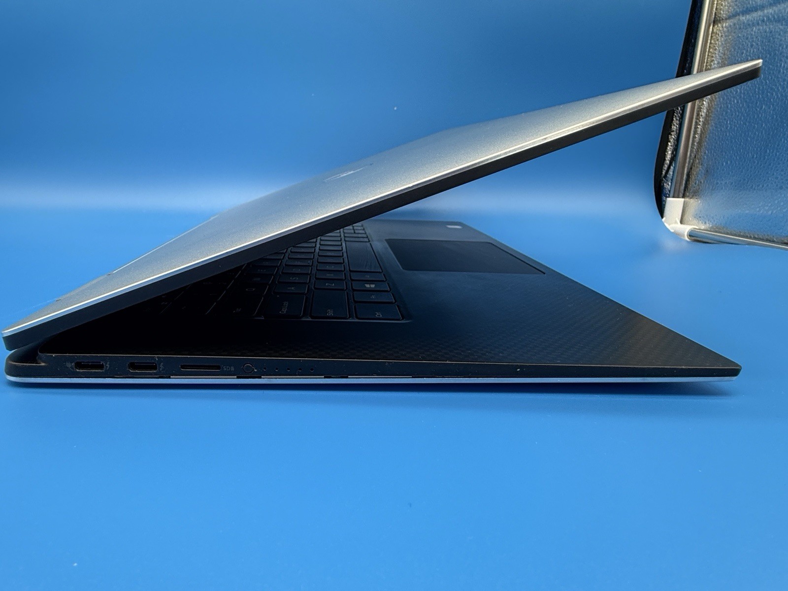 Dell XPS 15 9575 i7-8706G 16GB RAM 256GB SSD RX Vega 4GB GPU FHD Touch Win 11