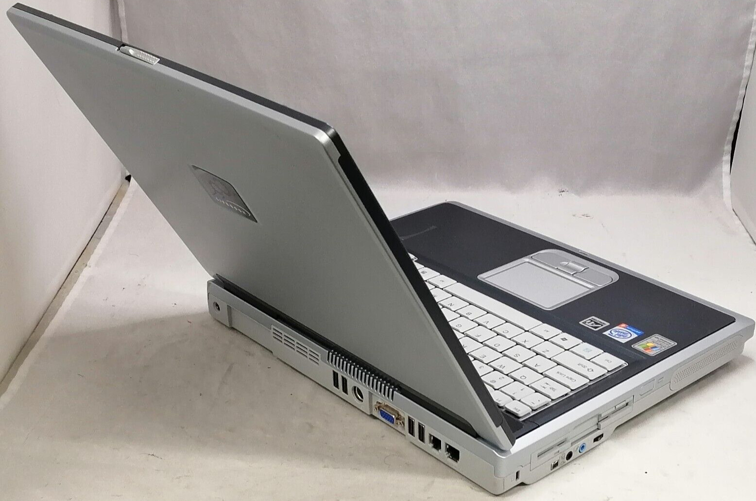 FOR PARTS 15″ Fujitsu Lifebook FPC06005AK (Pentium 4 /2.8 GHz/512 MB RAM/NO HDD)