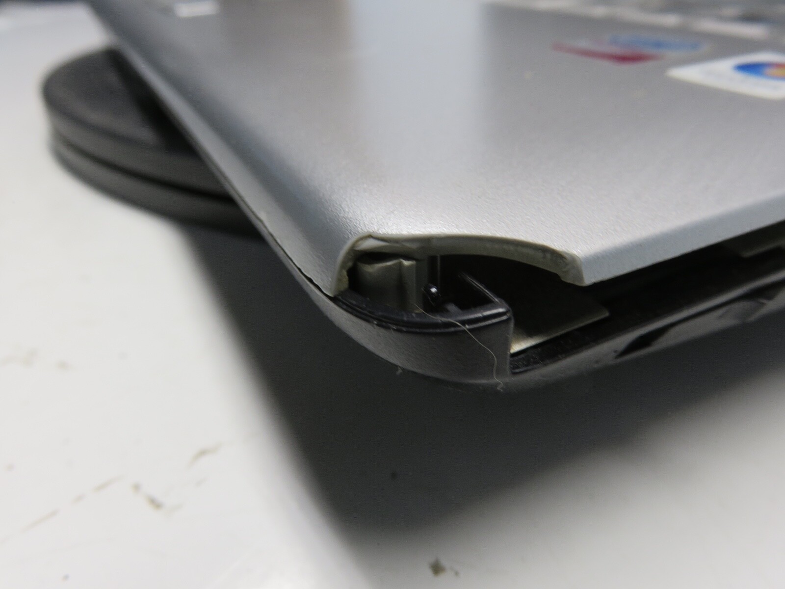Dell Inspiron 1525 Intel Core 2 Duo 06FD 1.66GHz 2 GB NO HDD No Batt