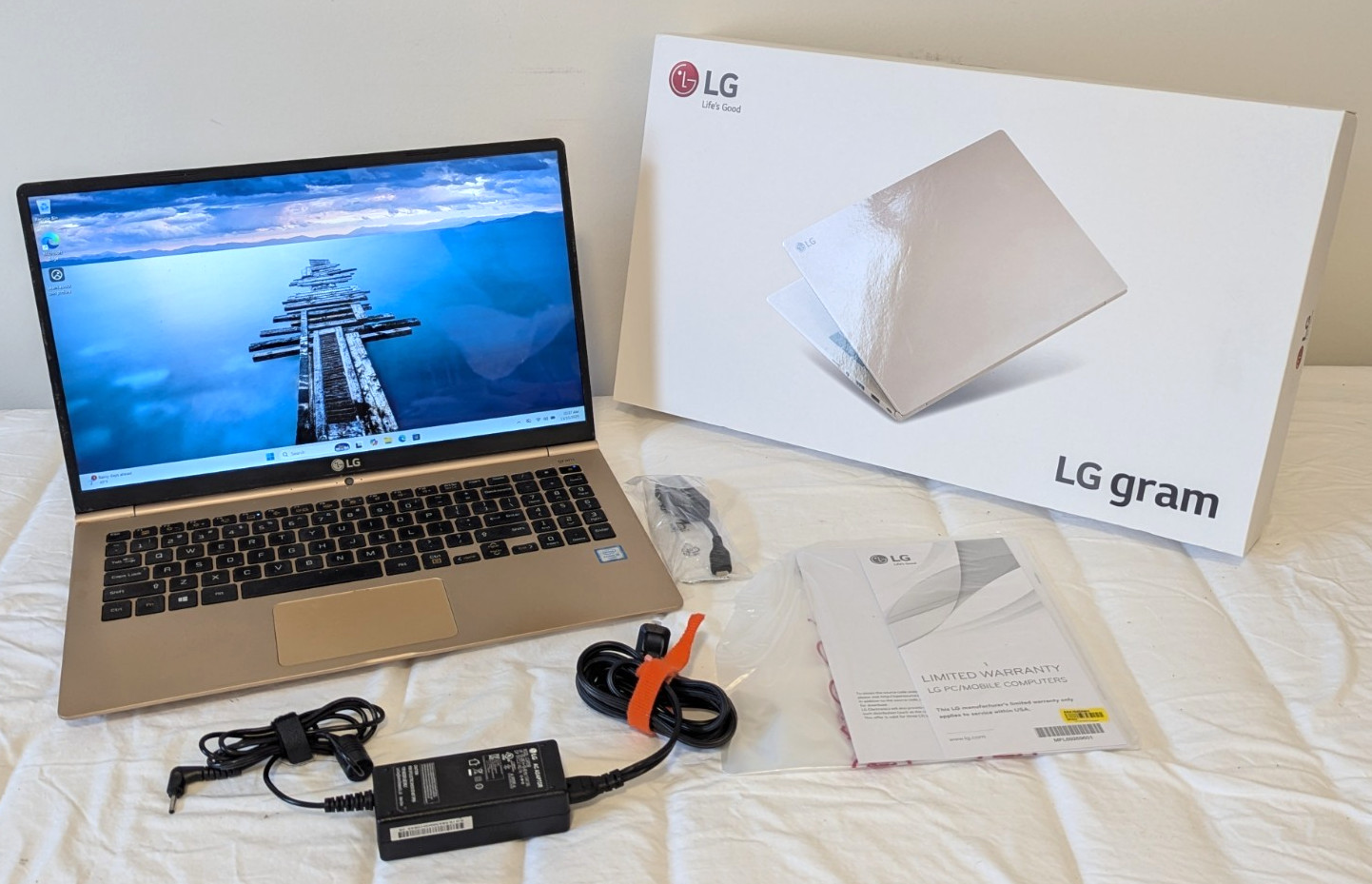 LG Gram 15Z960 Ultralight Laptop 15.6″ FHD i5-6200U 16GB/1TB/WiFi-6/NEW BATTERY