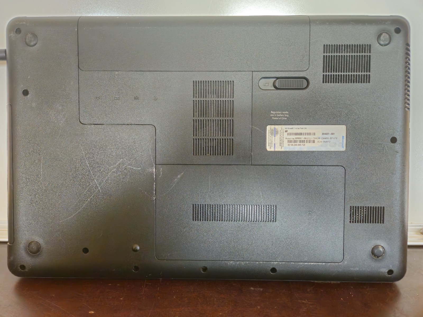 hp 2000 notebook pc | Gray In Color. Holds Charger Good.