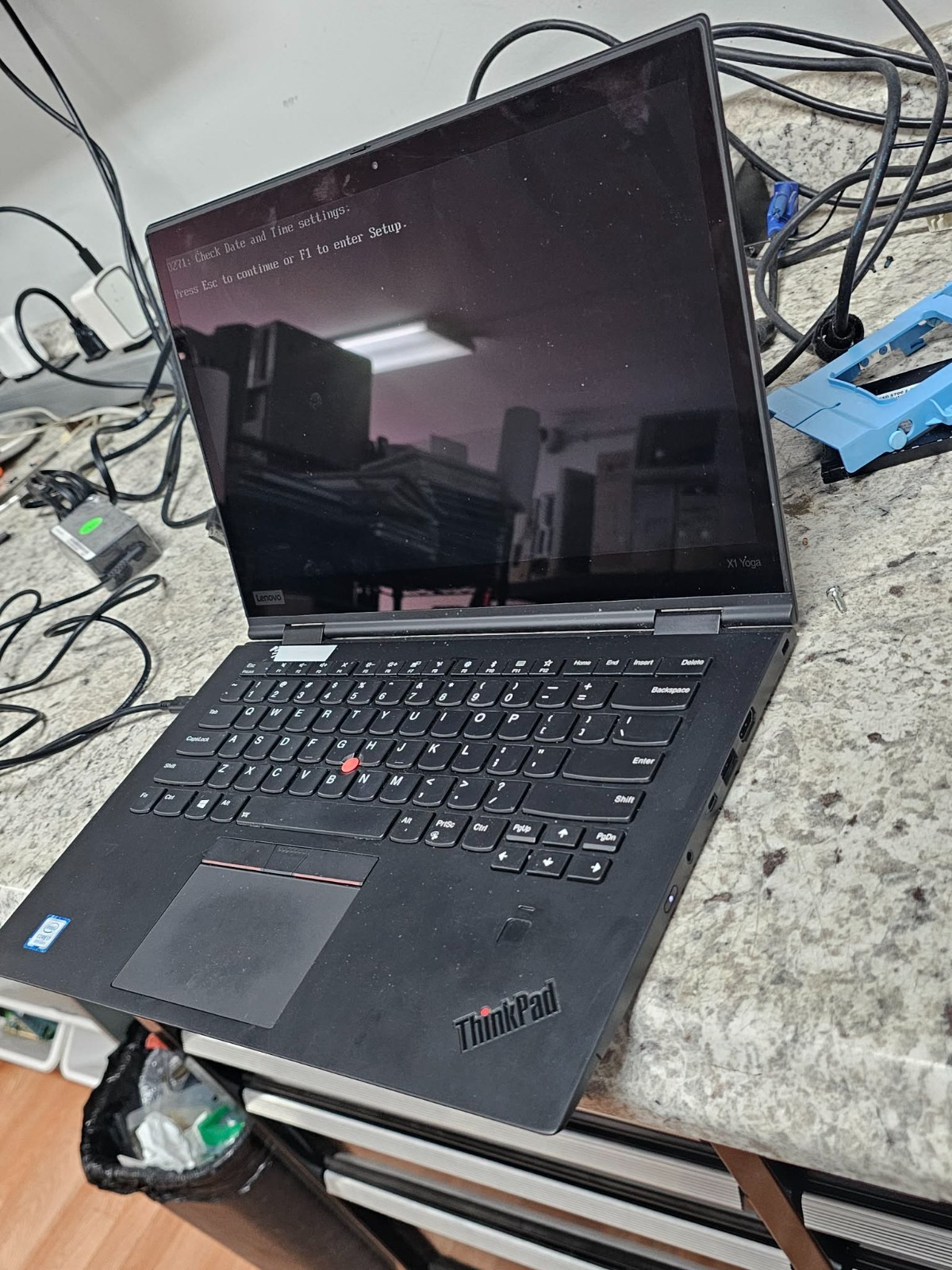 Clean Office Home 2-IN-1 FOLDING Lenovo Thinkpad X1 Yoga 3 (i7-8550U / 8GB RAM)