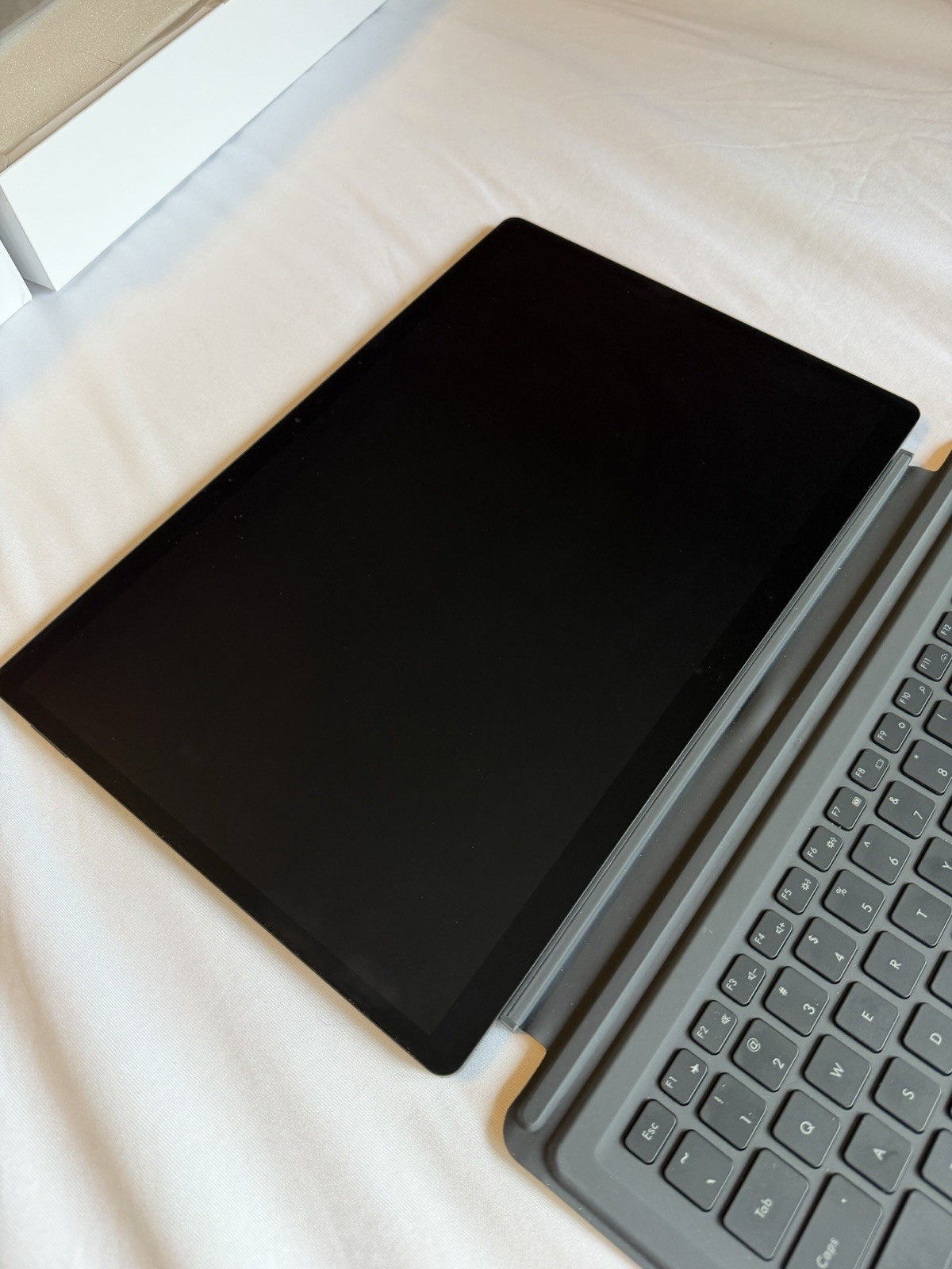 Minisforum V3 14″ 165Hz Tablet Computer (Ryzen 7 8840u, 32GB RAM, 1TB SSD)