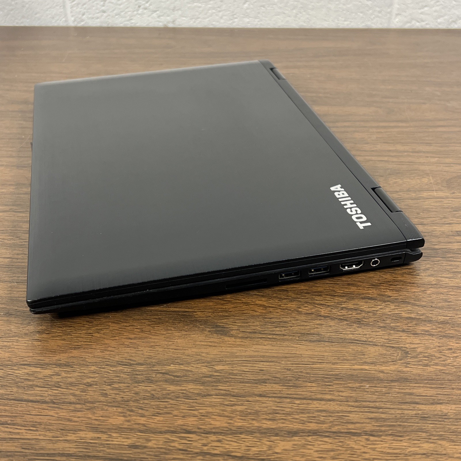 Toshiba Satellite E45W-C4200X 14in. 500GB, 6GB RAM Intel Core i3 5th Gen. 2.1GHz