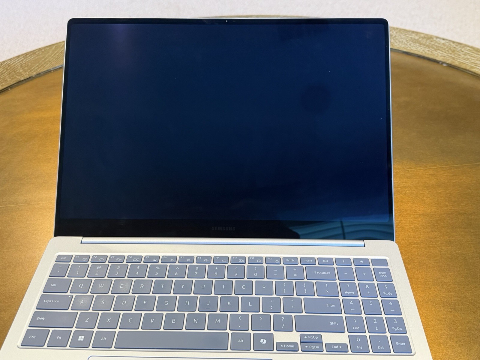 Samsung Galaxy Book4 Edge 16” Screen Copilot+ PC w/ 16 GB RAM + 512 GB SSD