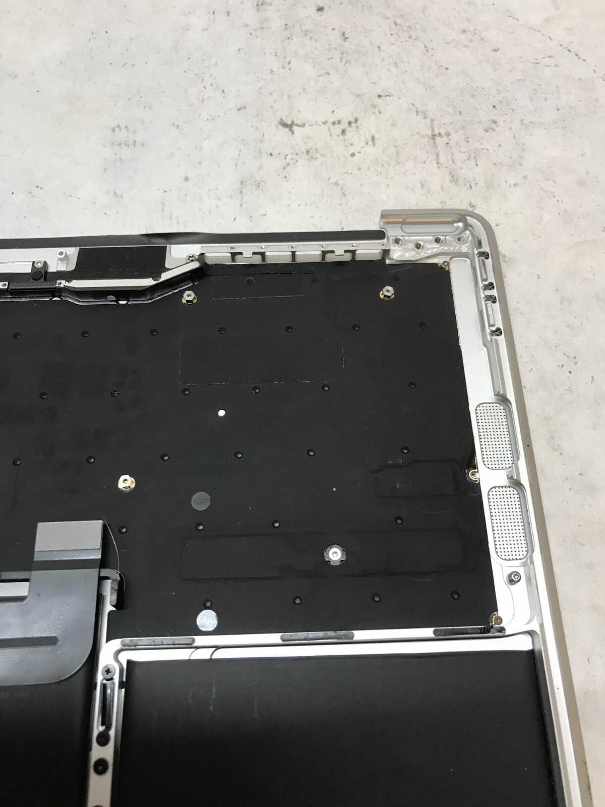 Apple MacBook Pro Touch/201 A1989 Palmrest NO MOTHERBOARD For Parts/Repair – -DW