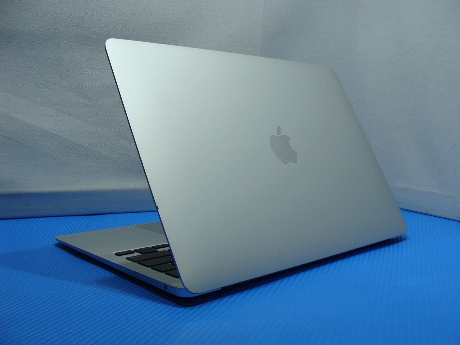 Apple MacBook Air A2337 13.3″ M1 (2020) 8CPU/7GPU 8GB 256GB OS TAHOE +Charger