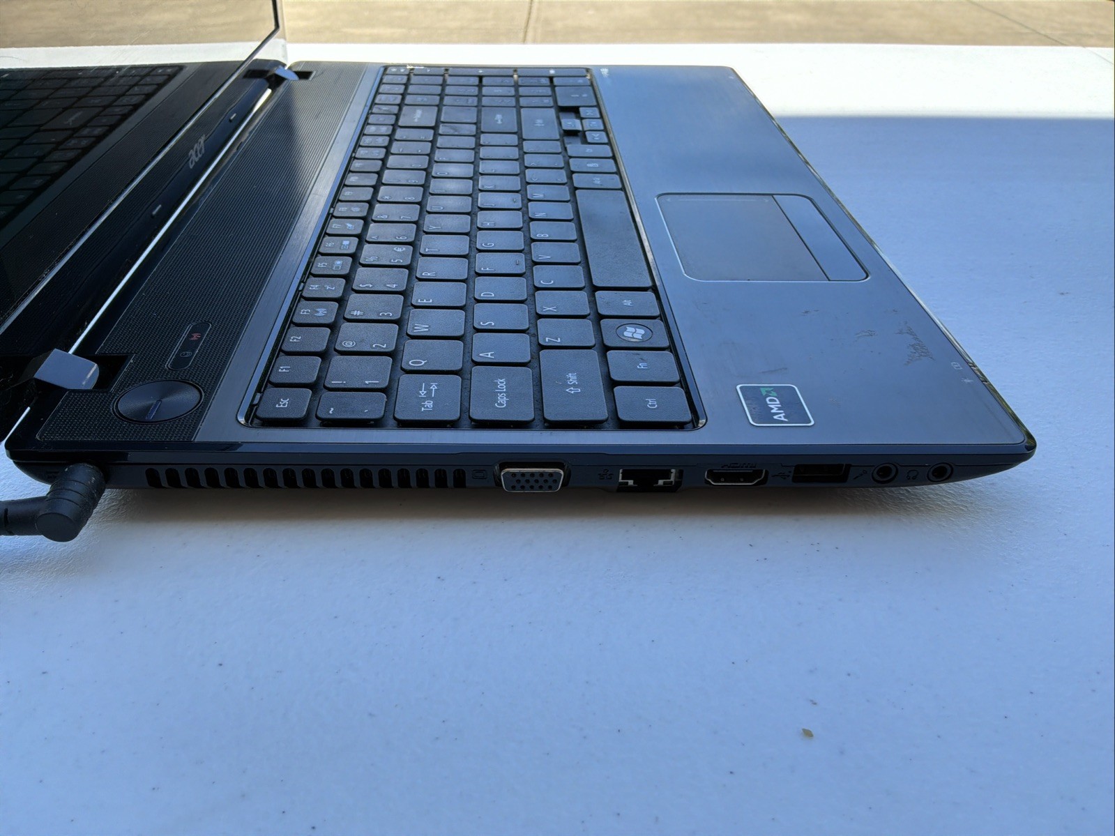 Acer Aspire 5251-1005 Win 10, AMD LAPTOP & Power Supply – Tested Working