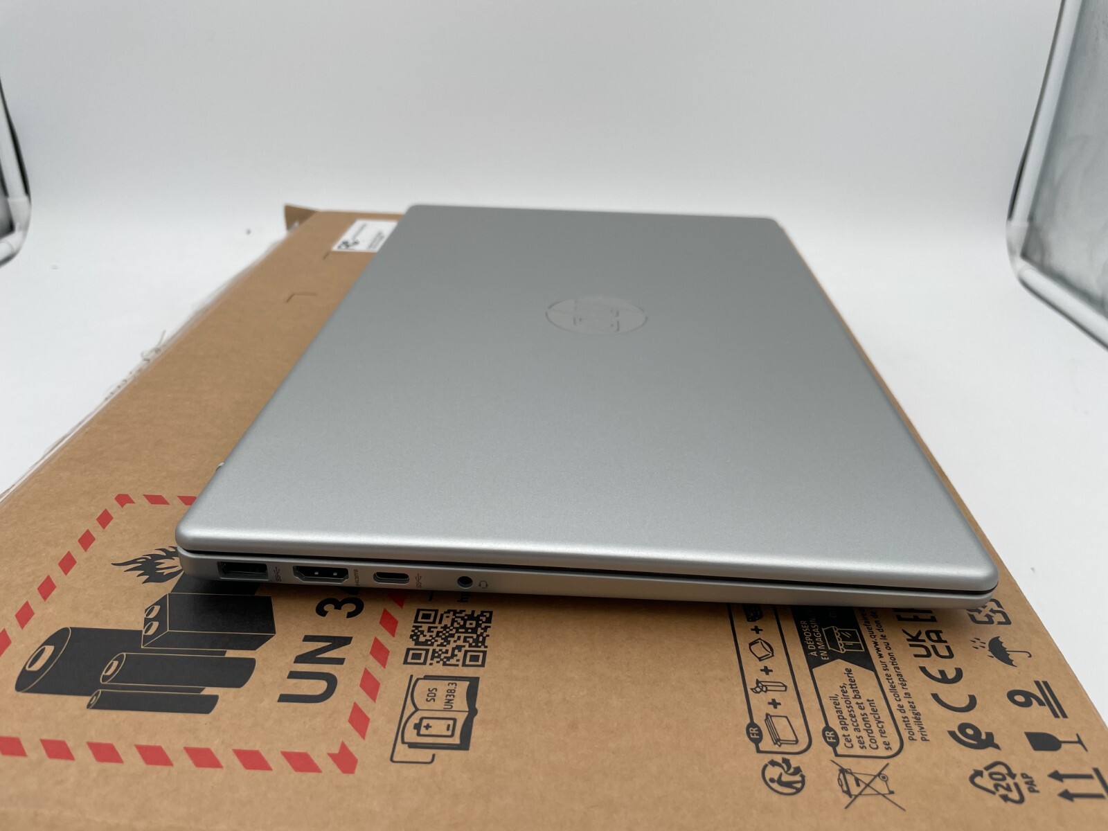 HP 14″ AMD Ryzen 3-7320U LPDDR5 4GB Radeon 256GB Windows 11 Home Silver – NOB