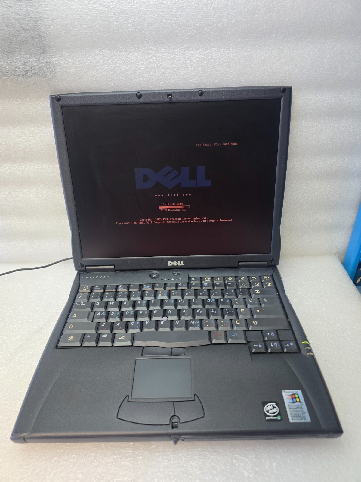Dell Latitude C600 Laptop Windows 2000 Powers On PIII w/ Charger Parallel/S Port
