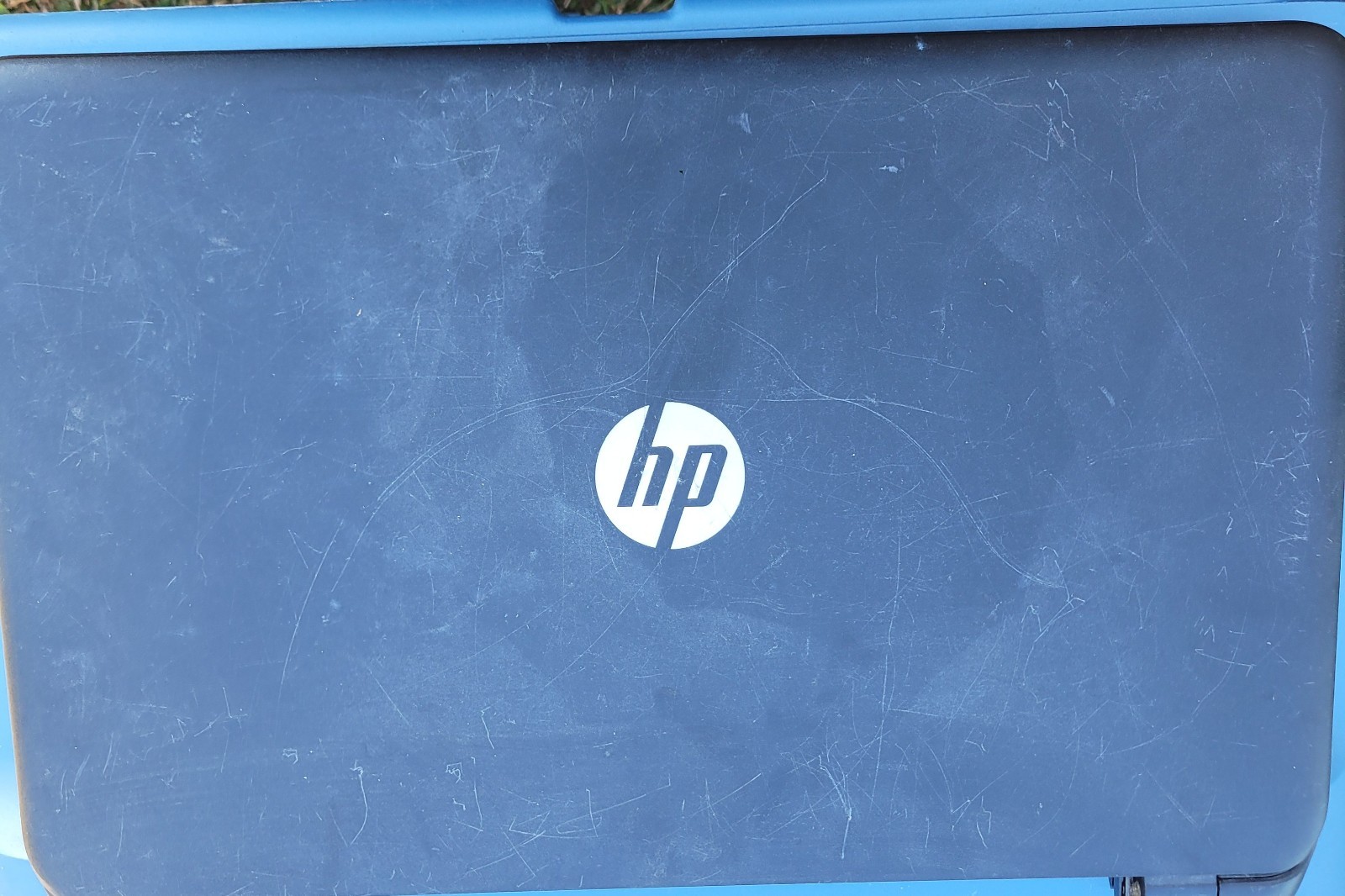 HP 15-F305DX NO HD, NO Battery Screen Cracked- Parts Only