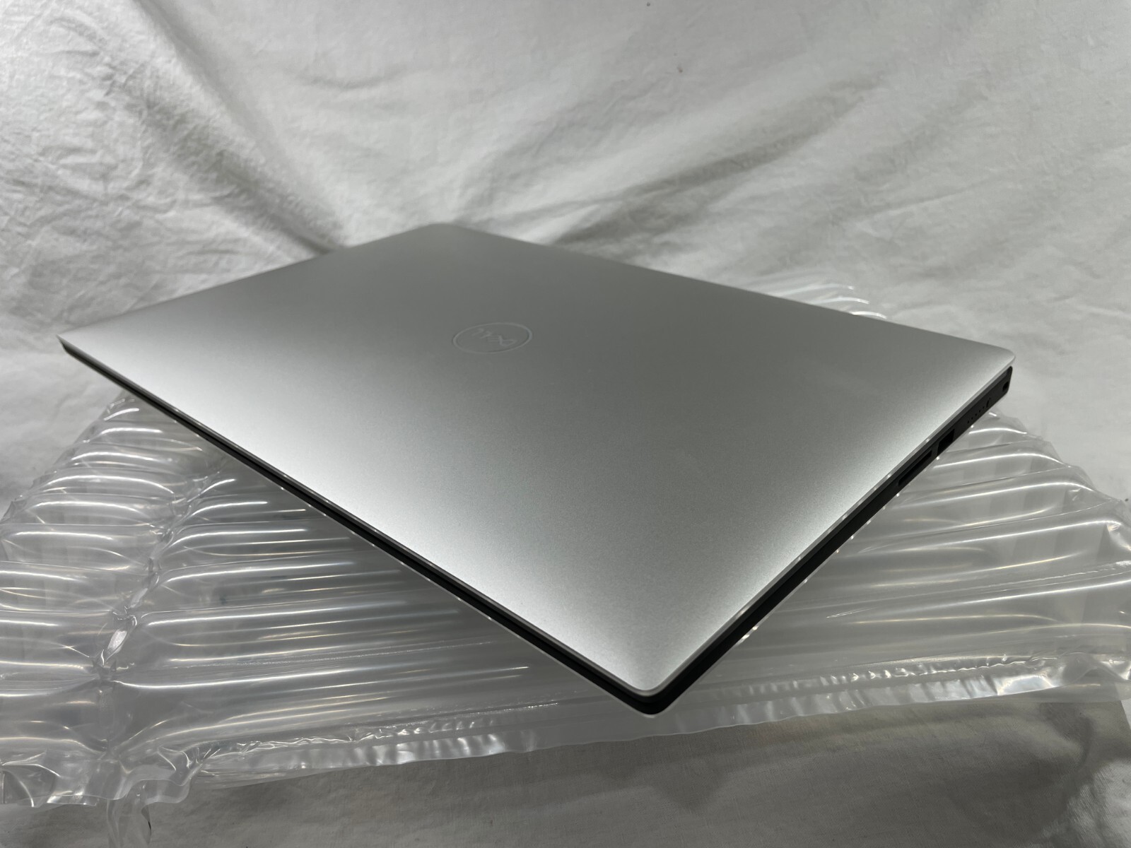 Dell XPS 15 7590 | i9-9980HK 2.4GHz | 4K OLED | 32GB | 2TB EVO+ | Grade A