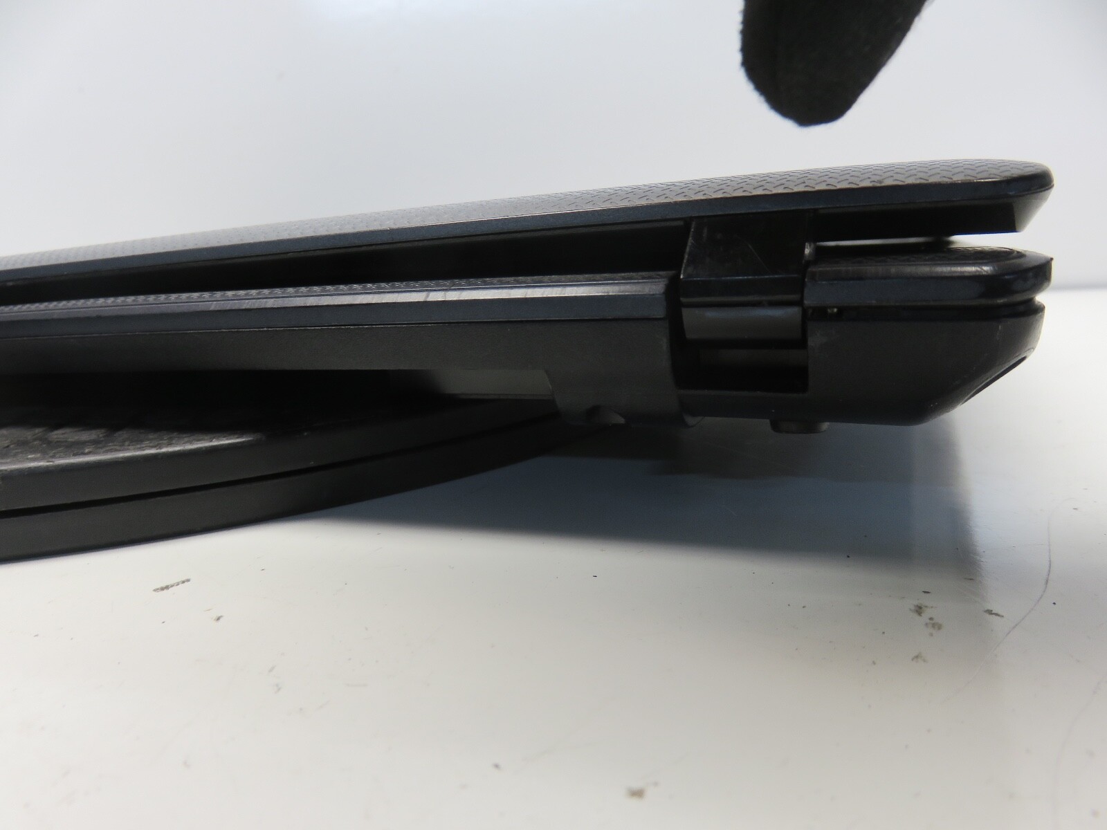 Acer Aspire 5733Z-4851 Laptop Intel Pentium P6200 2GB No HD/Batt – Broken Hinges