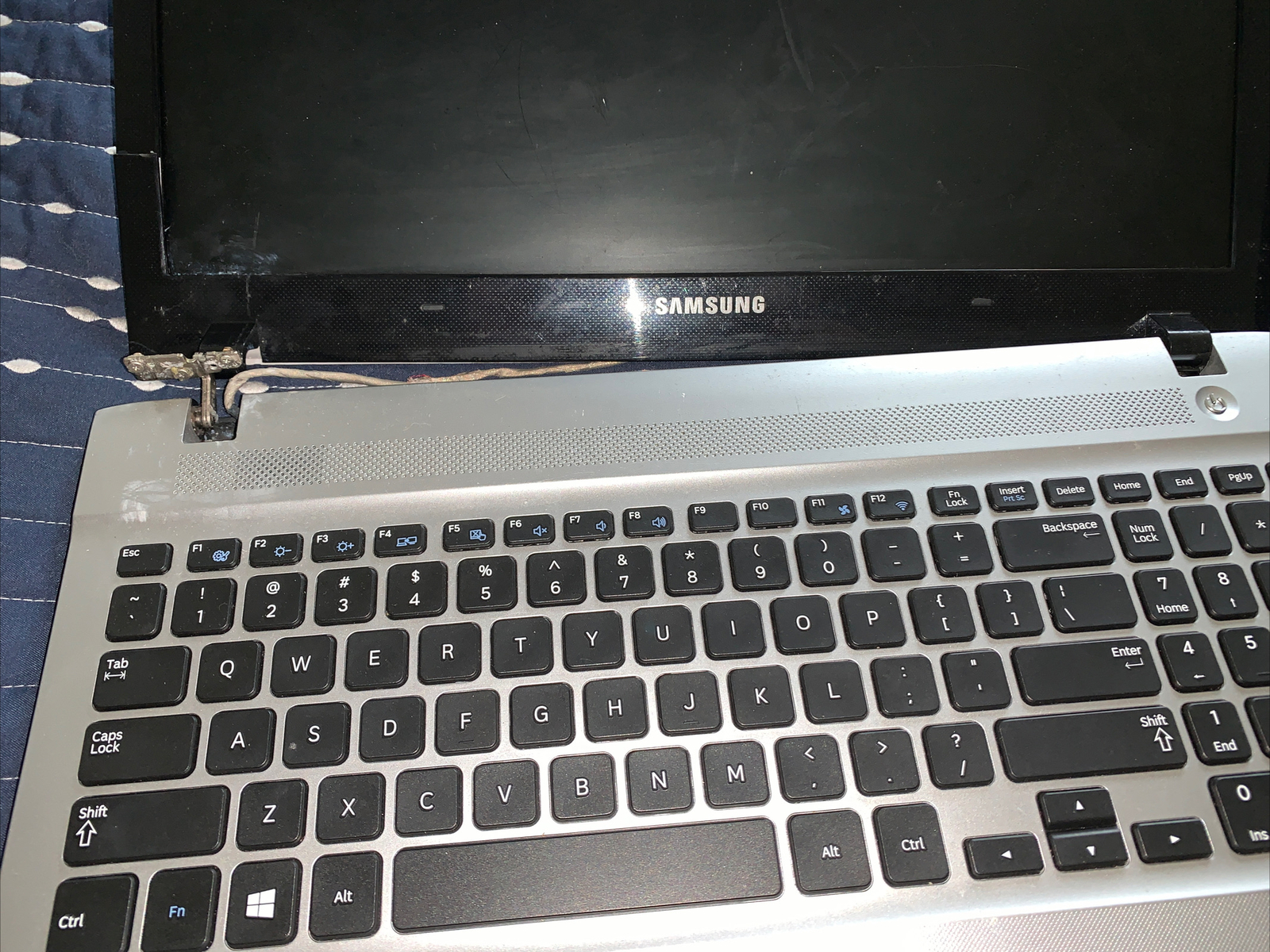Samsung NP300E5E-A02US Core i3 3227U 1.90GHz 4 GB RAM with Hdd/battery/adapte