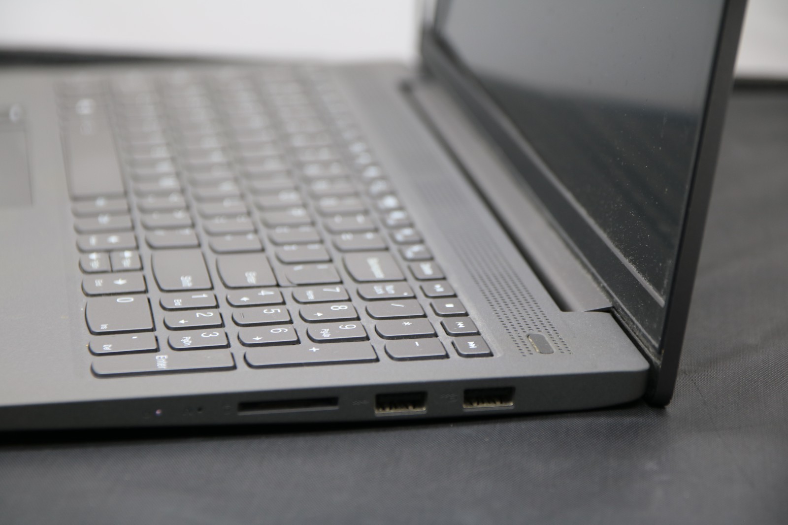Lenovo IdeaPad 5i 15IIL05 15.6″ – i5-1035G1, No RAM No SSD, Broken Hinge
