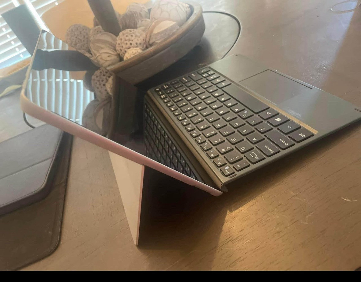 Microsoft tablet with detachable keyboard ￼