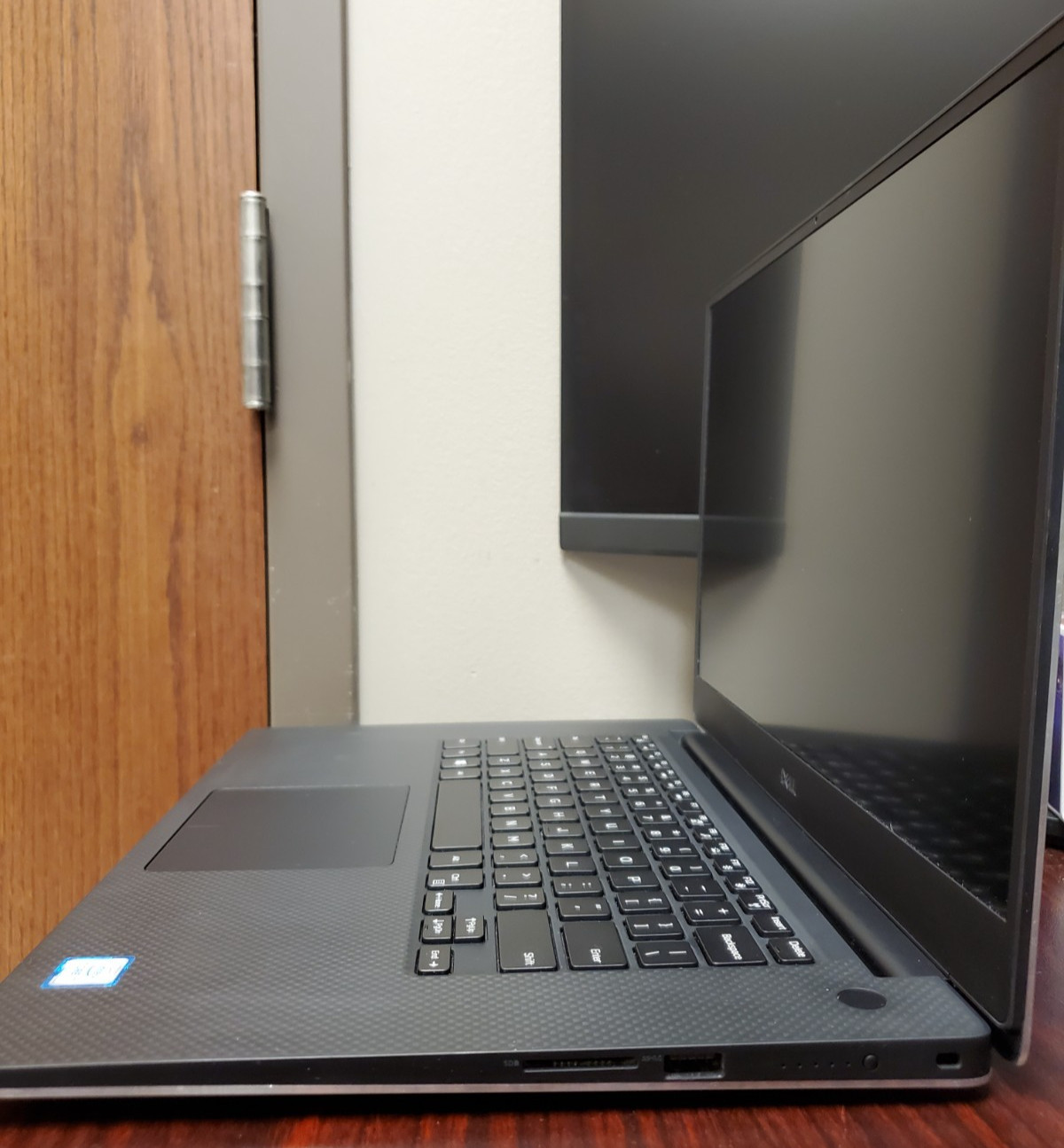 DELL XPS 15″ 7590 w/power adapter