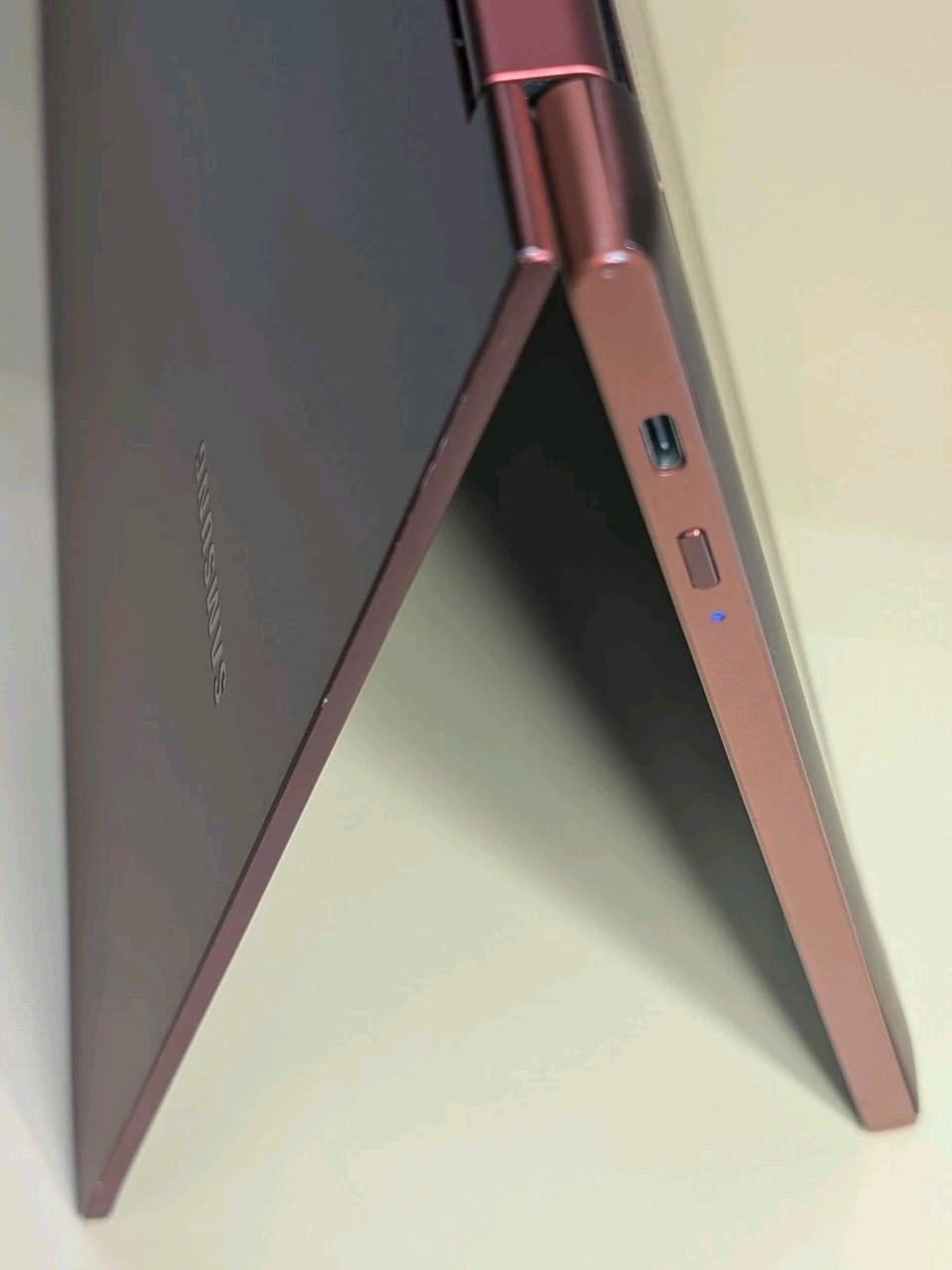 Samsung Galaxy( QLED) Chromebook 2- 13.3″ Touch Intel Core i3 8GB 128GB Red READ