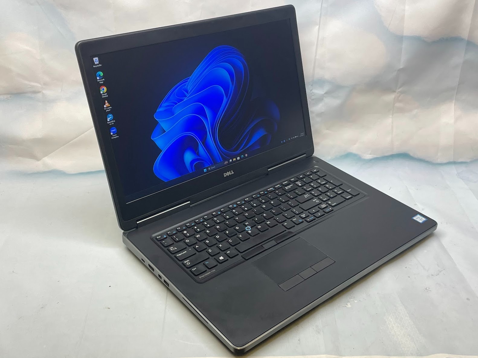 Dell Precision 7720 | Intel i7-7700HQ | 8GB RAM | 256GB SSD | Quadro M1200 4GB
